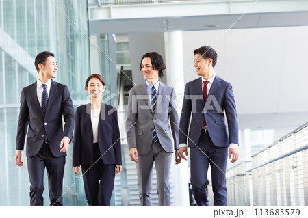 ビジネスパーソン　歩く 113685579