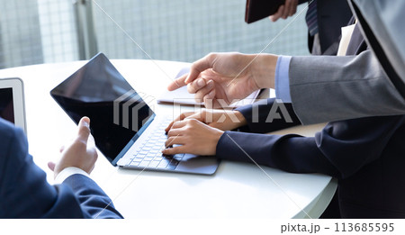 ビジネス　チームワーク　手元 113685595
