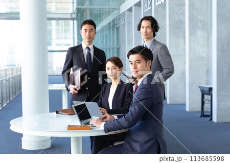 ビジネス 男女 チーム ビジネス 男女 チーム 113685598