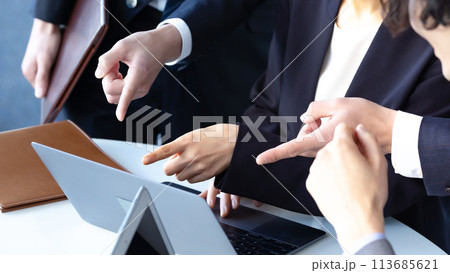 ビジネス　チームワーク　手元 113685621