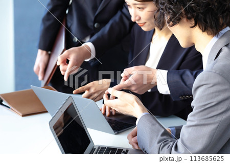 ビジネス　チームワーク　手元 113685625