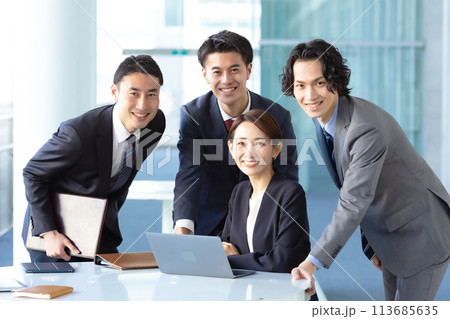 ビジネス 男女 カメラ目線 ビジネス 男女 カメラ目線 113685635