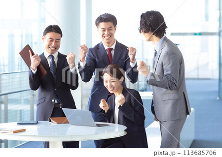 ガッツポーズで喜ぶビジネスパーソン ガッツポーズで喜ぶビジネスパーソン 113685706