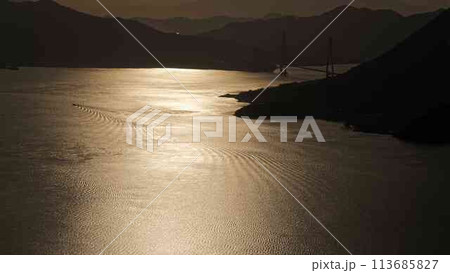 黄金色に輝く海 113685827