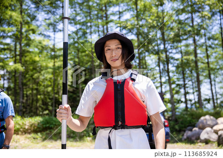 カヤックを楽しむ男性 113685924