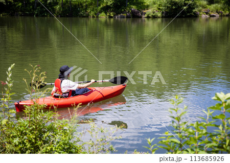 カヤックを楽しむ男性 113685926