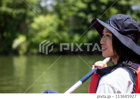 カヤックを楽しむ男性 113685927