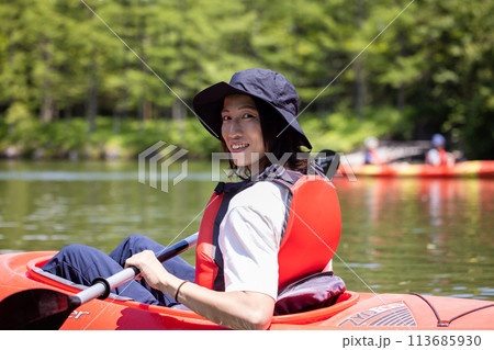 カヤックを楽しむ男性 113685930