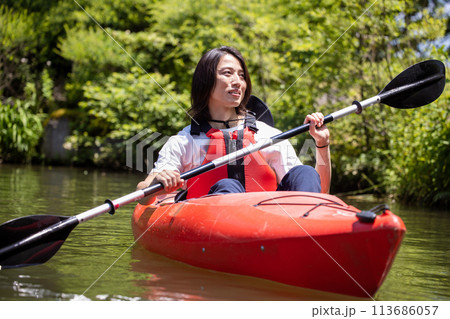 カヤックを楽しむ男性 113686057