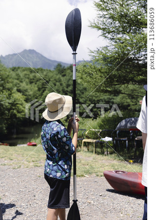 カヌーを体験する子供 カヌーを体験する子供 113686059