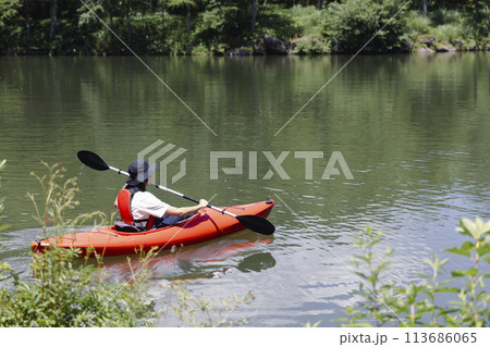 カヤックを楽しむ若い男性 113686065