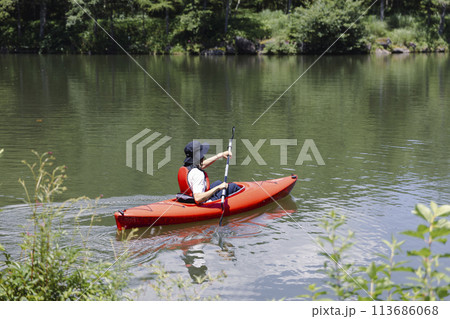 カヤックを楽しむ若い男性 113686068