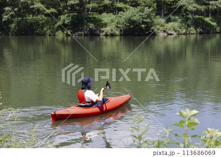 カヤックを楽しむ若い男性 113686069