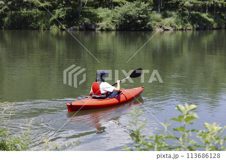 カヤックを楽しむ男性 113686128