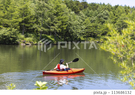 カヤックを楽しむ男性 113686132