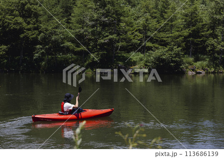 カヤックを楽しむ男性 113686139