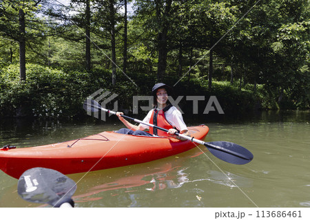 カヤックを楽しむ男性 113686461