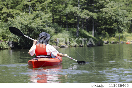 カヤックを楽しむ男性 113686466