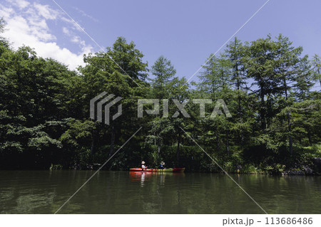カヤックを楽しむ家族 113686486