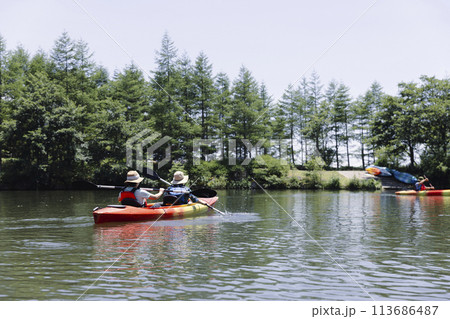 カヤックを楽しむ家族 113686487