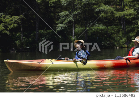 カヤックを楽しむ家族 113686492