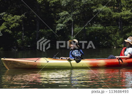 カヤックを楽しむ家族 113686493