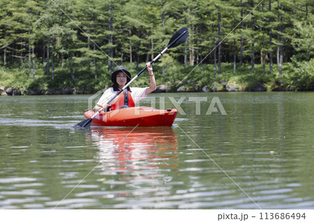 カヤックを楽しむ男性 113686494