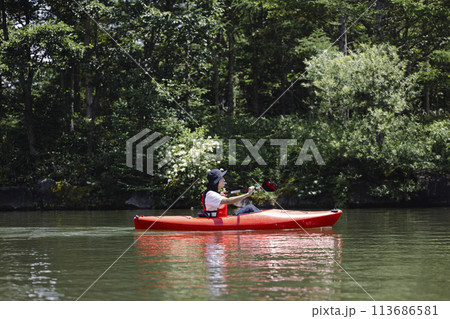 カヤックを楽しむ男性 113686581
