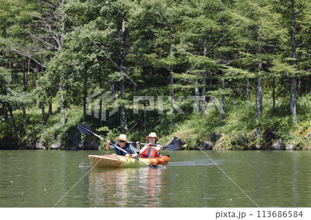 カヤックを楽しむ家族 113686584