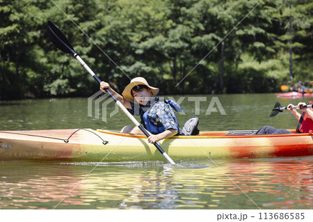 カヤックを楽しむ家族 カヤックを楽しむ家族 113686585