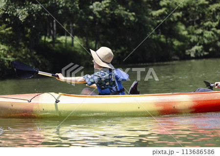 カヤックを楽しむ家族 113686586
