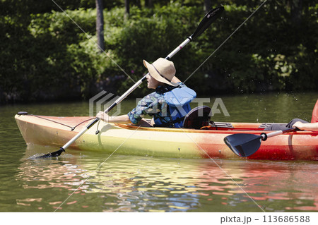 カヤックを楽しむ家族 カヤックを楽しむ家族 113686588