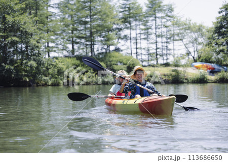 カヤックを楽しむ家族 113686650