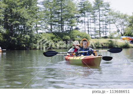 カヤックを楽しむ家族 113686651