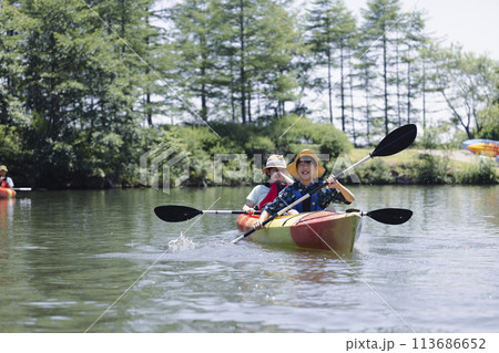 カヤックを楽しむ家族 113686652