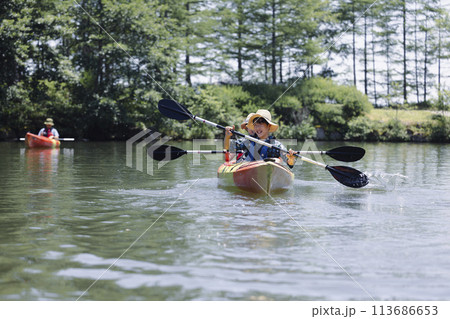 カヤックを楽しむ家族 113686653