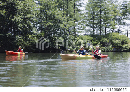 カヤックを楽しむ家族 113686655