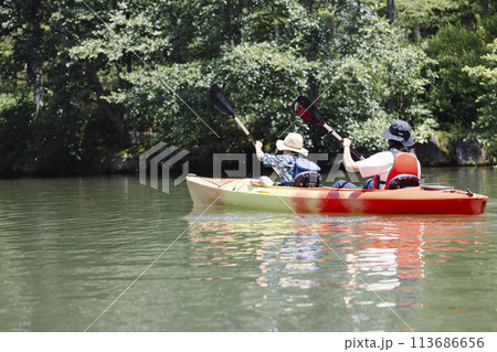 カヤックを楽しむ親子 113686656