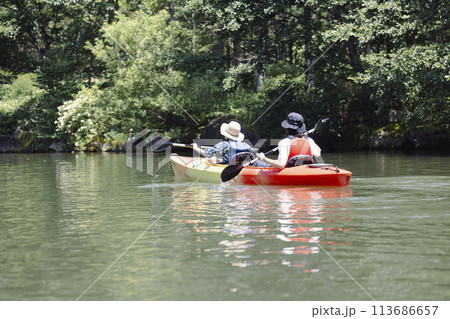 カヤックを楽しむ親子 カヤックを楽しむ親子 113686657