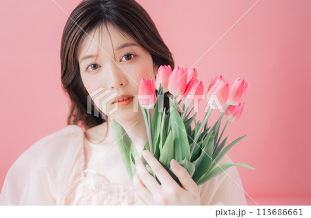 若い女性と花のビューティーイメージ 113686661