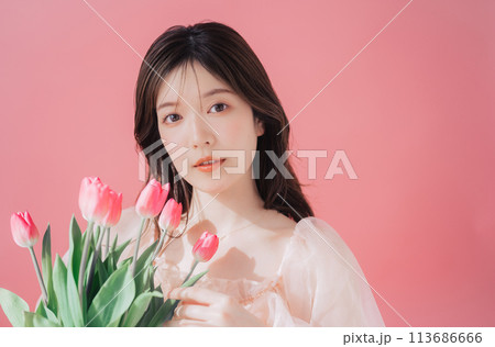 若い女性と花のビューティーイメージ 113686666