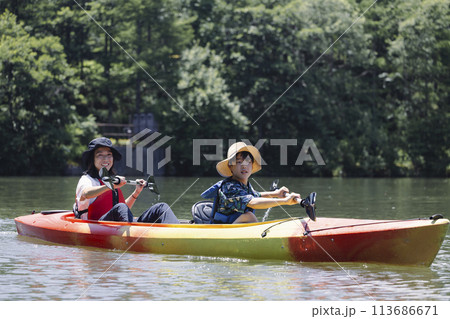 カヤックを楽しむ親子 113686671