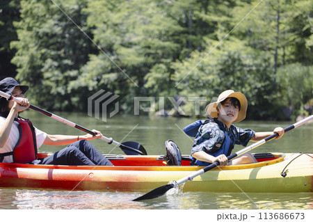 カヤックを楽しむ親子 カヤックを楽しむ親子 113686673