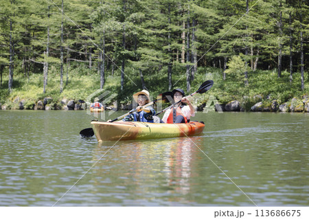 カヤックを楽しむ親子 113686675