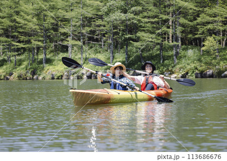 カヤックを楽しむ親子 113686676