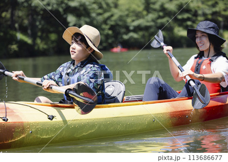 カヤックを楽しむ親子 113686677