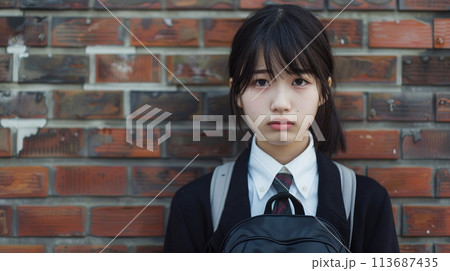 泣きそうで不安な女子高校生 113687435