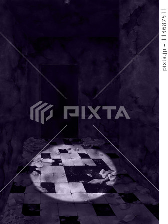 懐中電灯で照らされた古い廃墟の崩れた暗い廊下紫 113687511