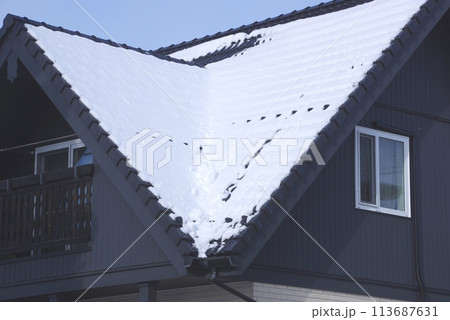 急勾配屋根の雪止めの効果の様子 113687631