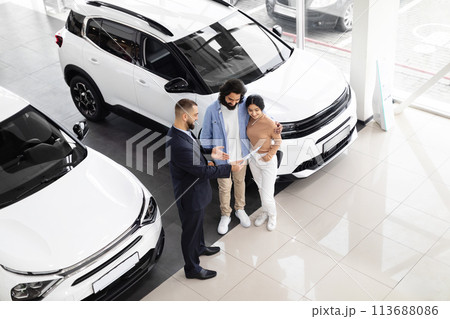 Salesman discussing contract with customers 113688086